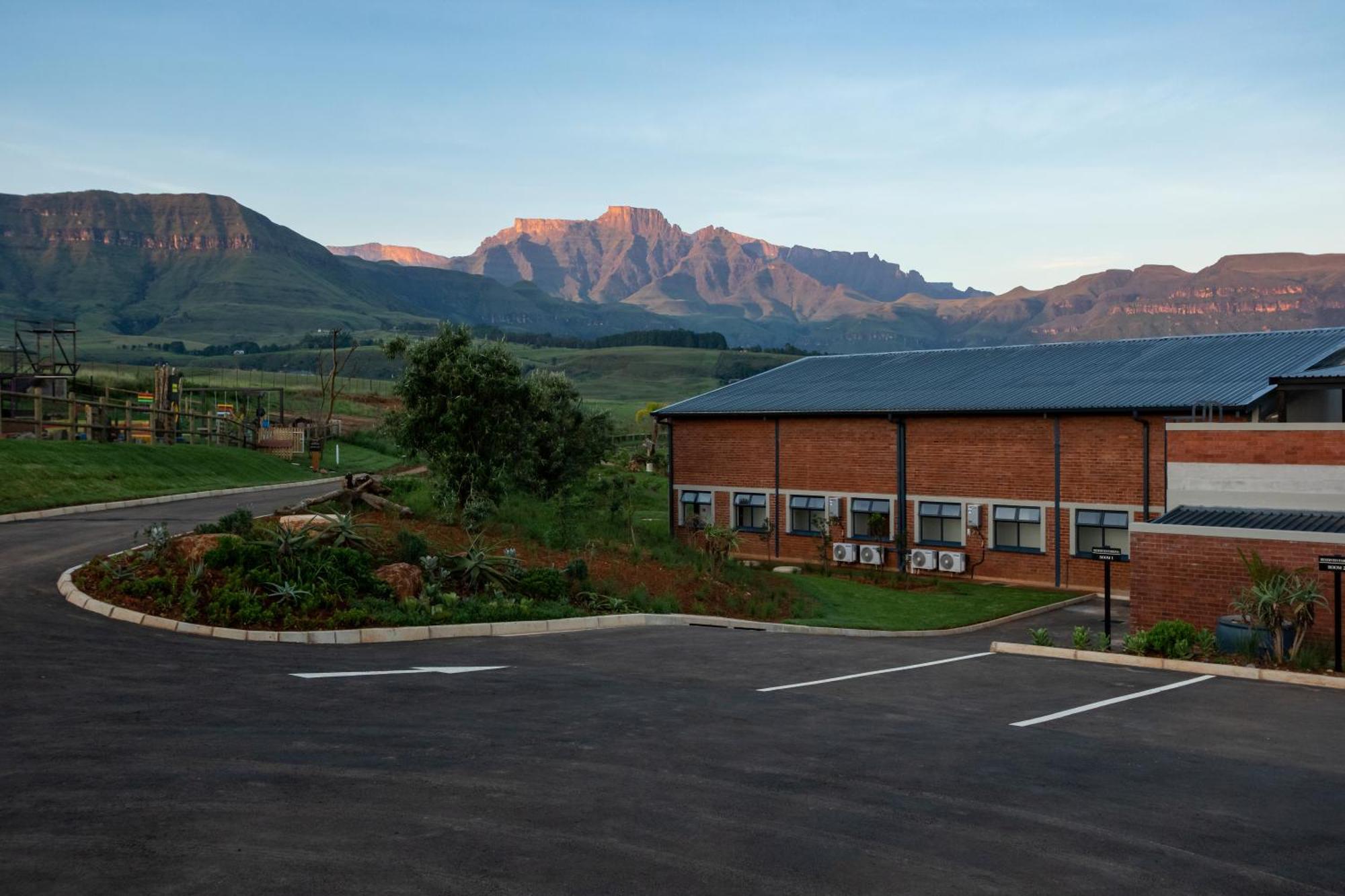 Dragonview Lodge Champagne Valley Exterior foto